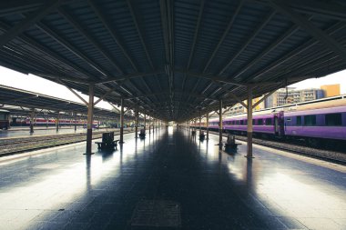 Çelik çerçeveli çatı altında perspektif tren istasyonu platformu