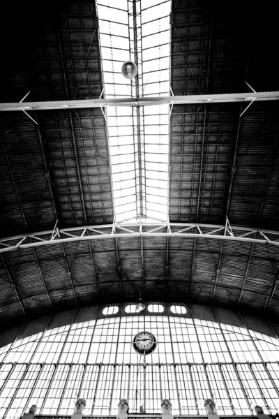 Die Stahlkuppelförmige Dachkonstruktion Besteht Aus Einem Transluzenten Dach Und Transluzentem — Stockfoto