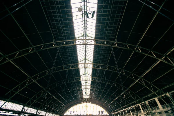 Estrutura Telhado Forma Cúpula Feita Aço Telhado Translúcido — Fotografia de Stock