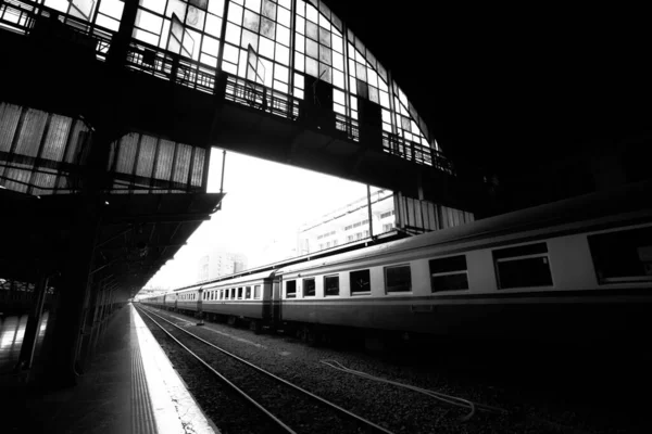 Black White Railway Station Platform Passenger Trains Parked — Stock Photo, Image