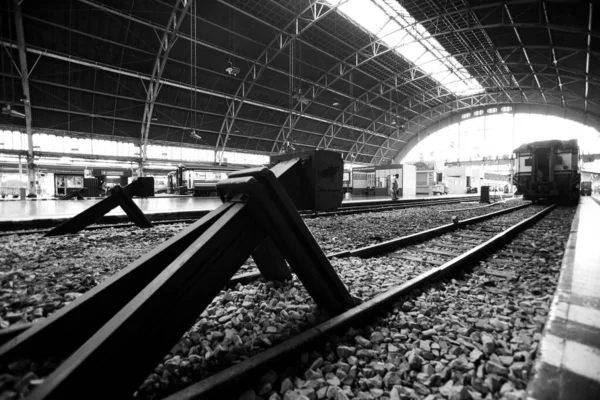 Black White Buffer Stops Rails Train Station Platform — Stock Photo, Image