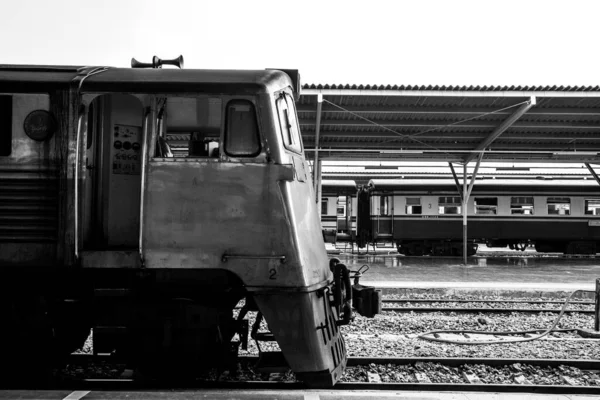 鉄道駅ホームにおける黒と白の古い機関車 — ストック写真