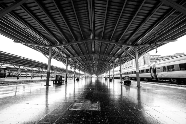 Černobílá Perspektiva Železniční Stanice Nástupiště Pod Ocelovou Rámovou Střechou — Stock fotografie