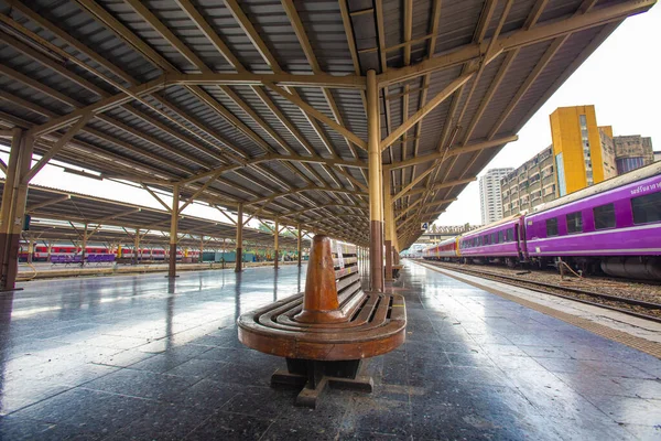 Wooden Seats Train Station Platform Steel Frame Roof — Stock Photo, Image