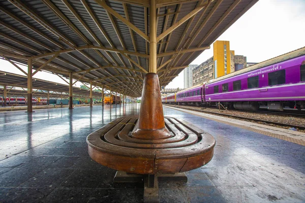 Wooden Seats Train Station Platform Steel Frame Roof — Stock Photo, Image