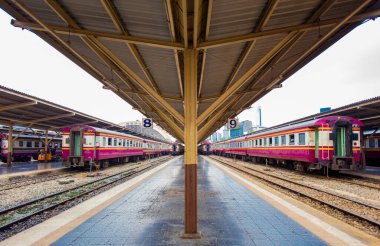Yolcu trenlerinin park edildiği metal platform çatılı tren istasyonu platformu.