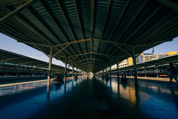 Perspective Railway Station Platform Steel Frame Roof — Stock Photo, Image