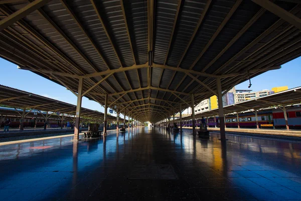 Perspective Railway Station Platform Steel Frame Roof — Stock Photo, Image