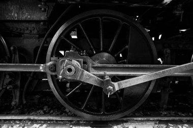 Siyah ve beyaz yakın çekim tekerlekler ve eski buhar lokomotifinin sürücü aygıtı