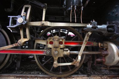 Kapalı Tekerlekler ve eski buharlı lokomotifin sürücü aygıtı