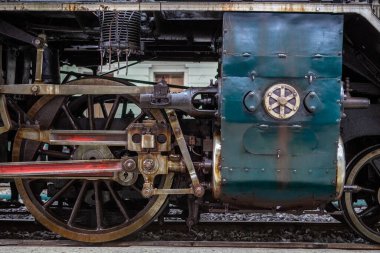 Kapalı Tekerlekler ve eski buharlı lokomotifin sürücü aygıtı