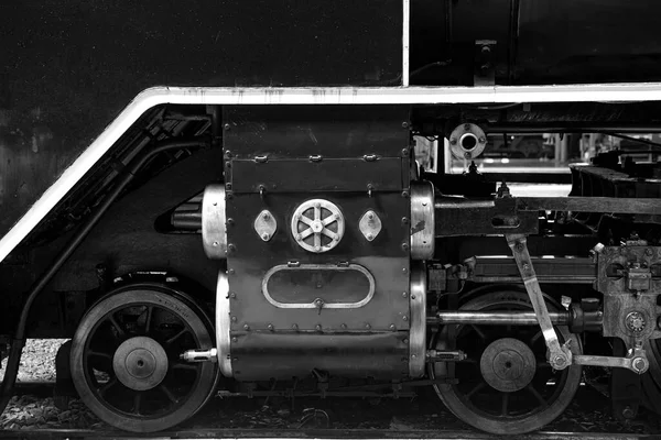 Siyah Beyaz Yakın Çekim Tekerlekler Eski Buhar Lokomotifinin Sürücü Aygıtı — Stok fotoğraf