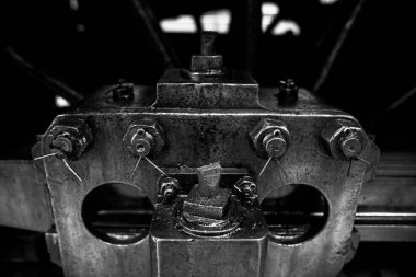 Siyah ve beyaz metal parçalar, fındıklar, yağ ve buhar lokomotiflerinin tozuyla dolu metal çubuklar