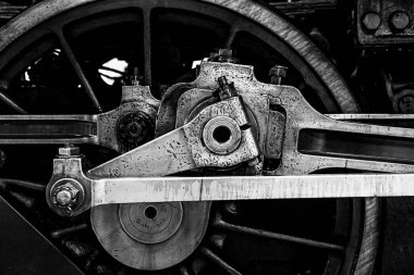 Siyah ve beyaz yakın çekim tekerlekler ve eski buhar lokomotifinin sürücü aygıtı