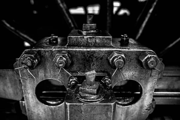 Siyah ve beyaz metal parçalar, fındıklar, yağ ve buhar lokomotiflerinin tozuyla dolu metal çubuklar