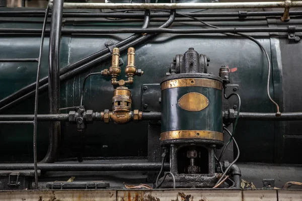 Uzun Zamandır Kullanılan Yağ Lekeleriyle Dolu Metal Bir Cihaz Buharlı — Stok fotoğraf