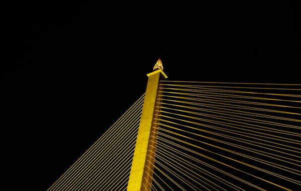 Συρματόσχοινα Τεντώνουν Μια Μεγάλη Γέφυρα Φωτεινά Φώτα Νύχτα — Φωτογραφία Αρχείου
