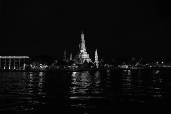 夏天夜晚在Wat Arun Ratchawararam的Phra Prang是一种美丽的恶作剧 它是一个重要的旅游景点 位于2022年4月泰国曼谷Chao Phraya河沿岸 — 图库照片