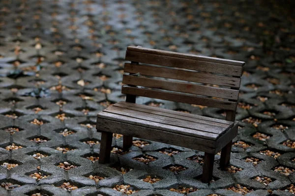 Ahşap Park Benç taş zeminde izole edildi.