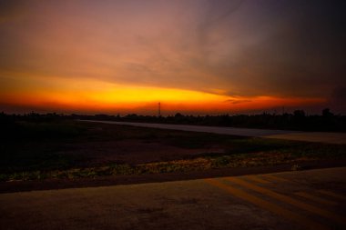 Gün batımından sonra güzel turuncu ışıkla akşam gökyüzü