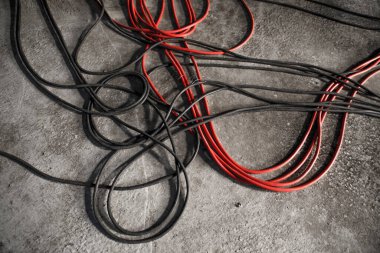 Kablolar beton zemine dizilmişti.