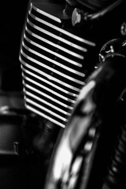 Motosiklet motor parçalarının siyah ve beyaz yüzeyi ve parlaklığı