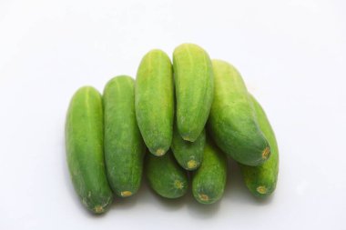 Beyaz arka planda izole edilmiş taze salatalık grubu.