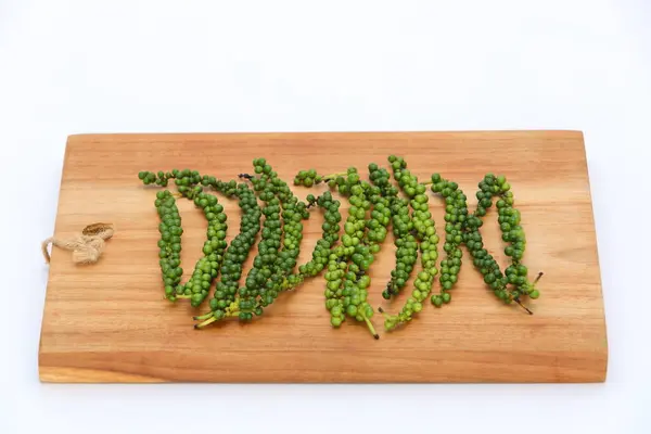 Closeup Fresh Peppercorn Wooden Cutting Board Isolated White Background — Fotografia de Stock