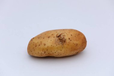 Beyaz arka planda taze patates