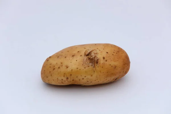 Frische Kartoffeln Gestapelt Auf Weißem Hintergrund — Stockfoto