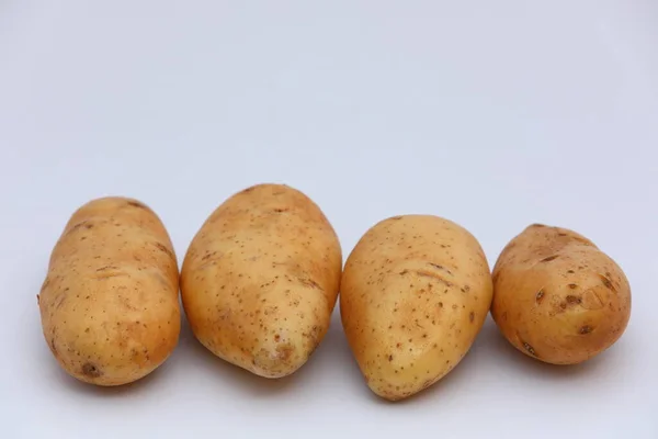 Beyaz arkaplandaki taze patatesler