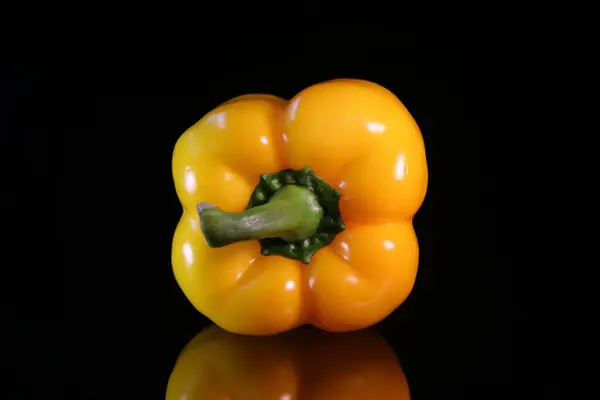 Páprica Amarela Doce Isolado Fundo Escuro — Fotografia de Stock