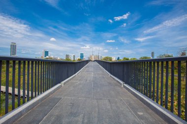 Karıncanın gözleri, bahçeden gelen yürüyüş yolu ve büyük şehre giden güzel gökyüzü.