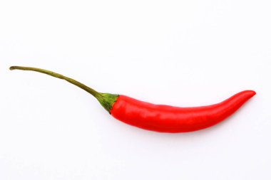 Yakın plan Kırmızı acı biber beyaz arkaplanda izole