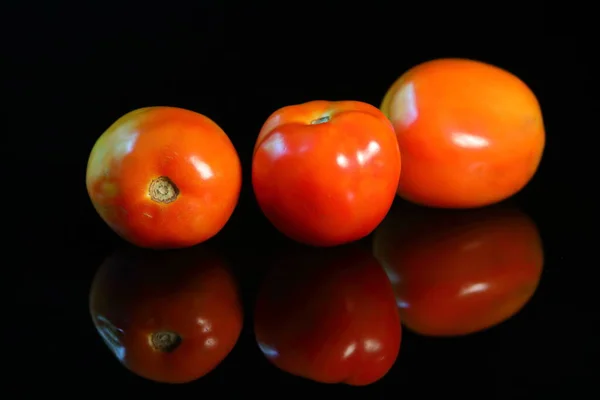 Koyu Arkaplanda Refleksli Taze Kırmızı Domatesler — Stok fotoğraf