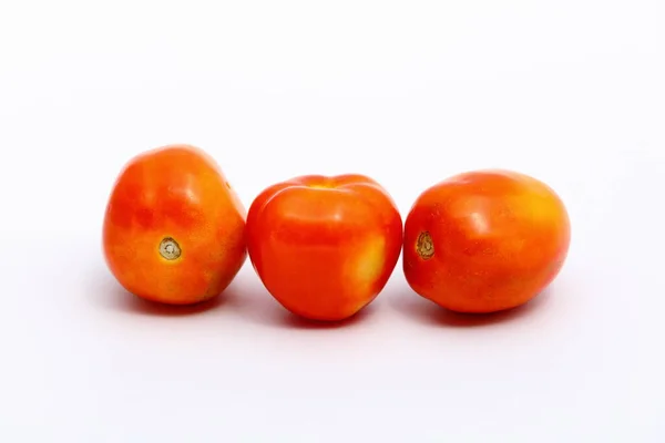 白い背景で隔離赤いトマトのグループ — ストック写真