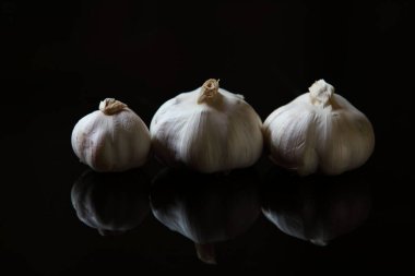 Siyah arka planda taze sarımsak ve yansıma