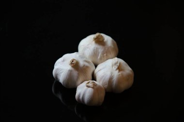 Siyah arka planda taze sarımsak 