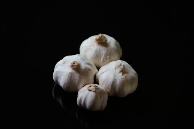 Siyah arka planda taze sarımsak