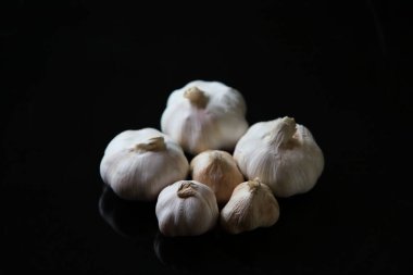 Siyah arka planda taze sarımsak