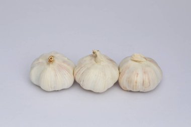 Beyaz arka planda taze sarımsak