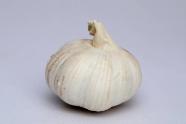 Beyaz arka planda taze sarımsak