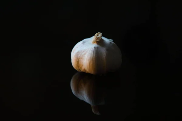 Ajo Fresco Sobre Fondo Negro Reflexión — Foto de Stock