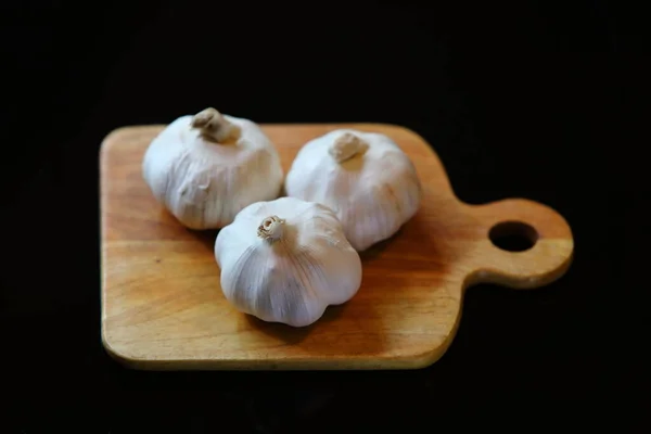 Ajo Fresco Sobre Tabla Cortar Madera Fondo Negro — Foto de Stock