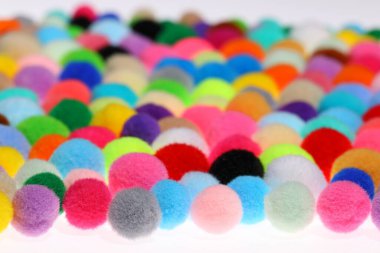 Beyaz arkaplanda kapalı renkli Pompom