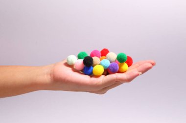 Beyaz arkaplanda renkli bir ponpon