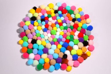 Beyaz arkaplanda kapalı renkli Pompom