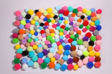 Beyaz arkaplanda kapalı renkli Pompom