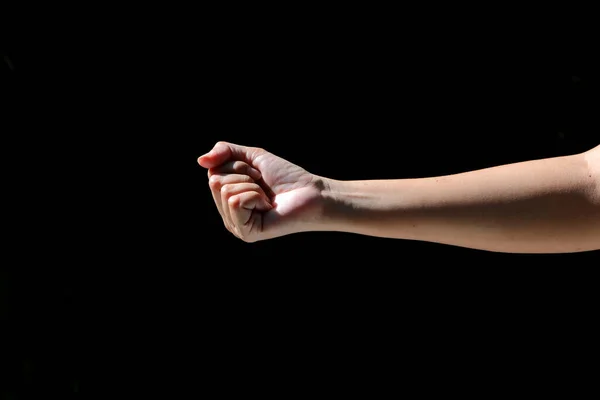 Руки Девушки Показывают Различные Жесты Черном Фоне — стоковое фото