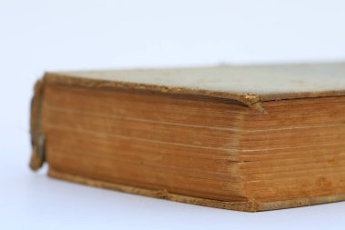 Beyaz arkaplan üzerine eski kitap